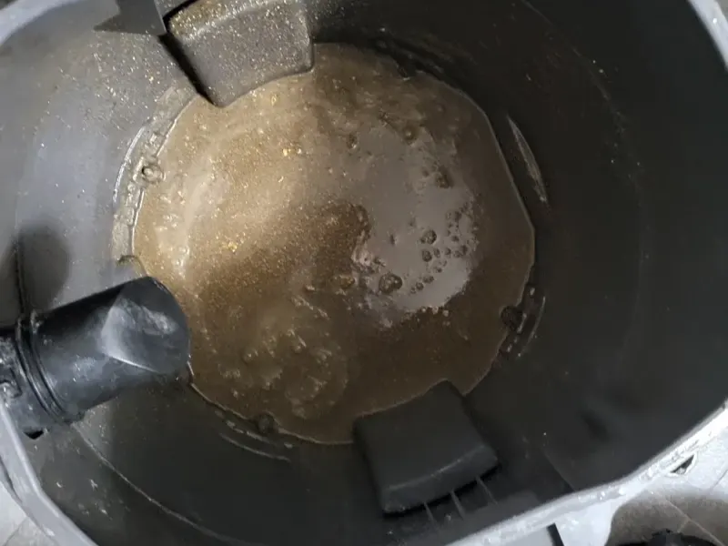 단양 석션 장비 통에 빨려 나온 오수와 찌꺼기